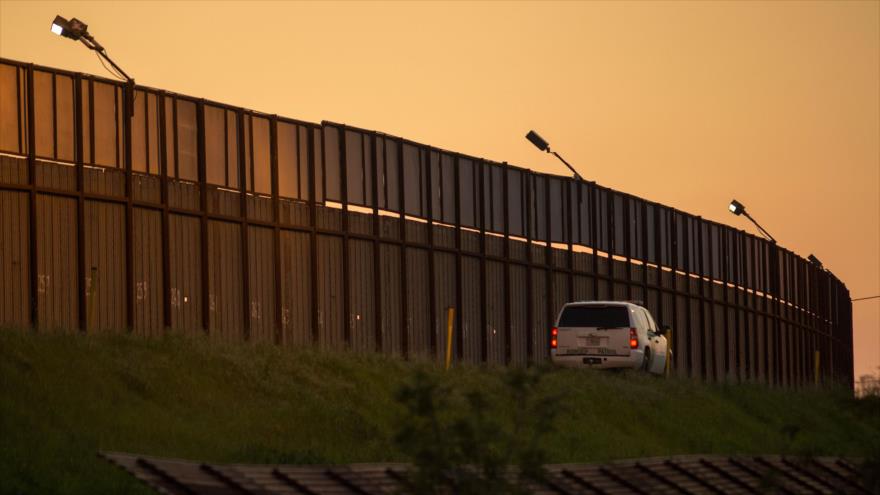 Un patrullero fronterizo estadounidense vigila la frontera con México.