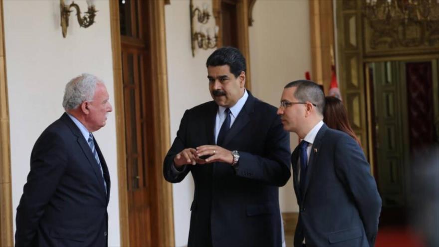 El canciller palestino, Riad al-Malki (izda.), el presidente venezolano, Nicolás Maduro (centro) y su canciller, Jorge Arreaza, 18 de enero de 2018.