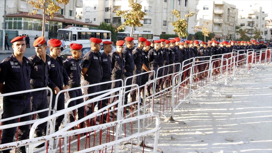 Policía jordana desplegada frente a la embajada de Israel en la ciudad de Amán, capital de Jordania.