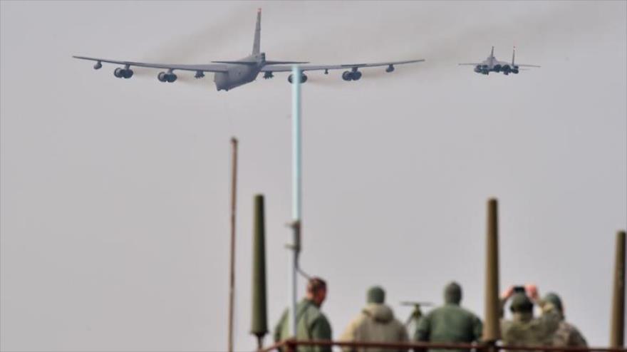 Un bombardero nuclear estadounidense B-52 Stratofortress escoltado por un F-15K surcoreano, 10 de enero de 2016.