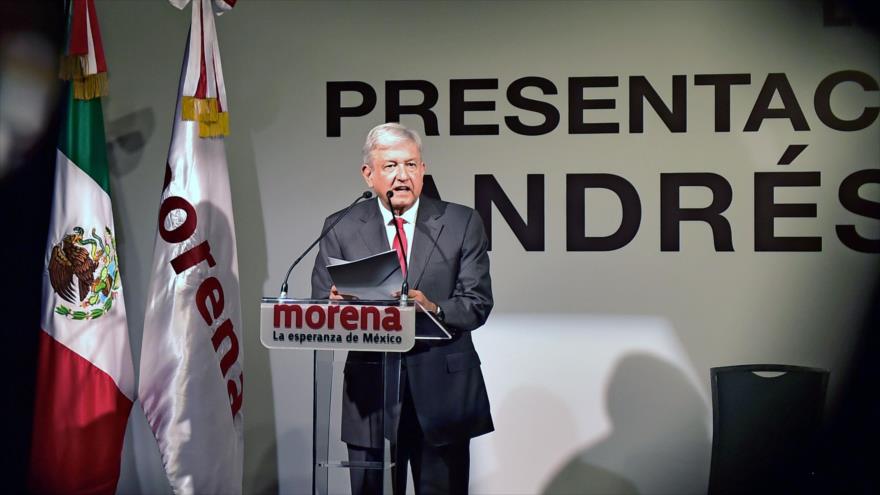 El líder izquierdista de México, Andrés Manuel López Obrador, presenta su gabinete como precandidato presidencial, 14 de diciembre de 2017.