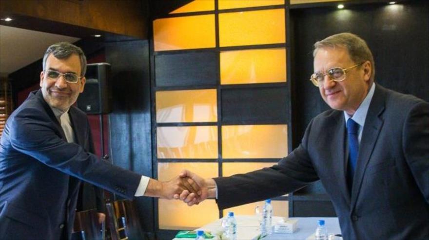Los viceministros de Asuntos Exteriores de Irán y Rusia, Husein Yaberi Ansari (izda.) y Mijail Bogdanov, se reúnen en Moscú, capital rusa.
