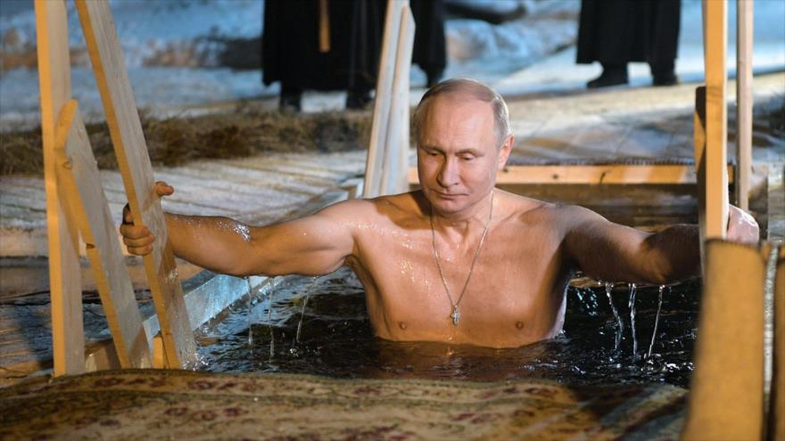 Putin se baña en aguas heladas para celebrar un rito ortodoxo