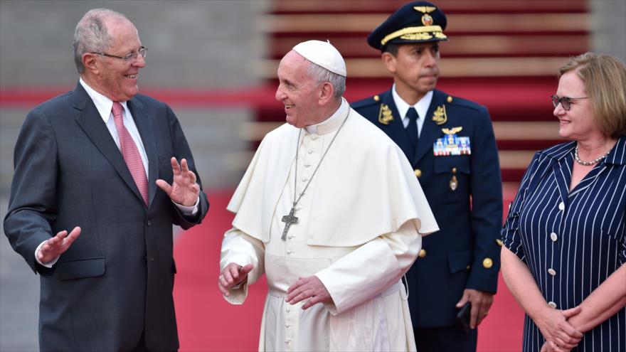 El papa Francisco, junto al presidente peruano, Pedro Pablo Kuczynski, en Lima (la capital de Perú), 20 de enero de 2018.