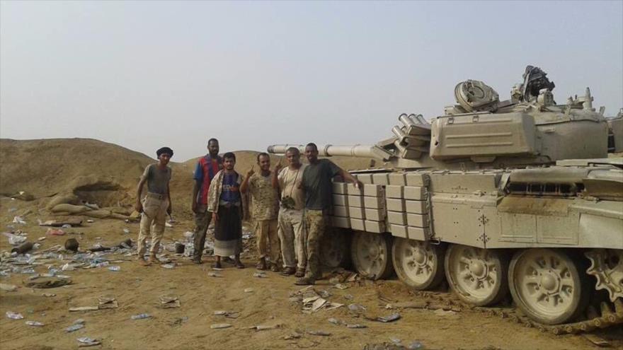 Un tanque T-72 del Ejército sudanés en el desierto de Midi, en el este de Saná, capital yemení.