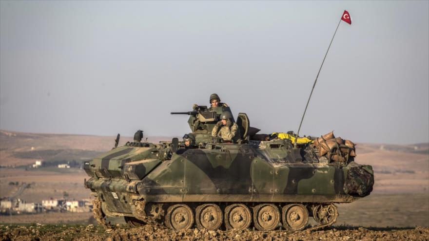 Un tanque del Ejército de Turquía cerca de las fronteras con Siria.
