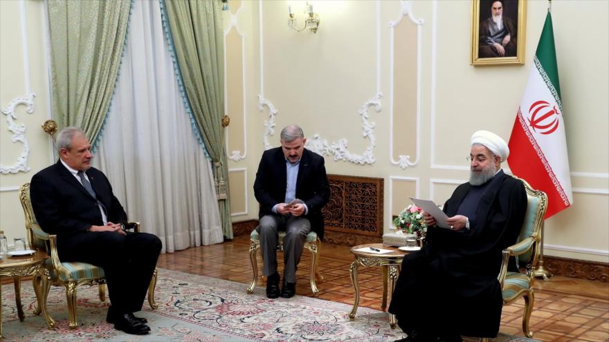 El presidente de Irán, Hasan Rohani (dcha.), recibe al nuevo embajador de Cuba en Irán, Alexis Bandrich Vega (izda.), Teherán, 20 de enero de 2018.