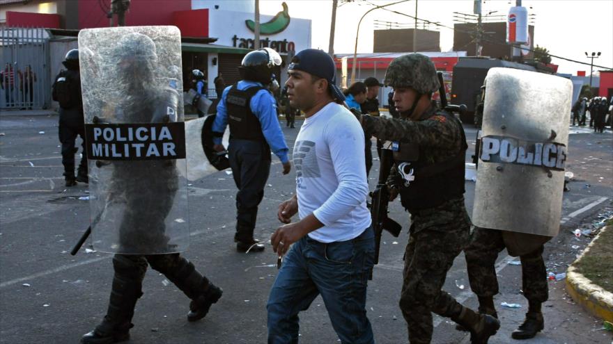 Miembros de la policía militar detienen a un manifestante en una protesta en Tegucigalpa, capital de Honduras, 12 de enero de 2018.