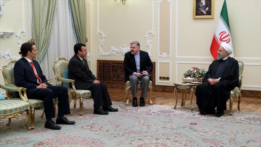 El presidente persa, Hasan Rohani, reunido con el nuevo embajador de Chile en Irán, Ignacio Lianos, en Teherán (capital persa), 21 de enero de 2018.