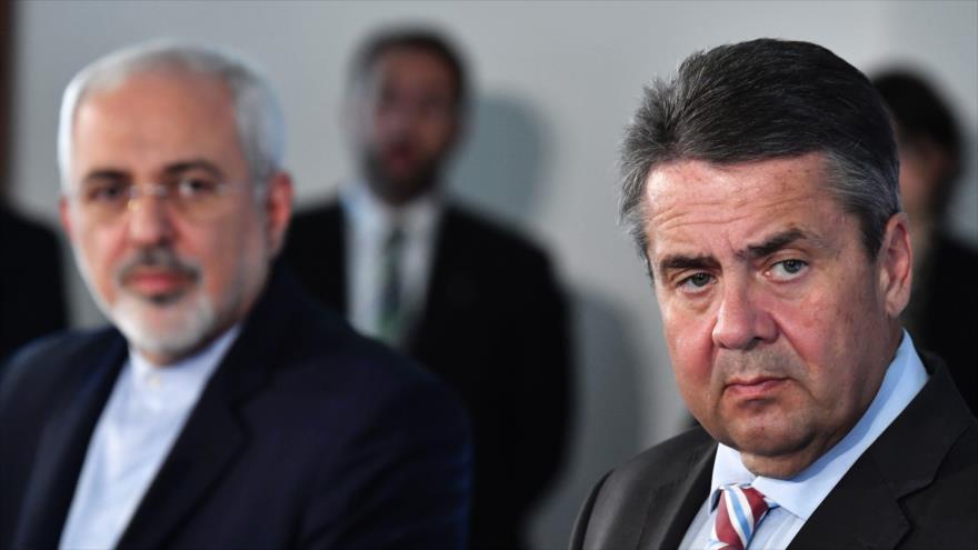 Canciller alemán, Sigmar Gabriel (dcha.), y su par iraní, Mohamad Yavad Zarif, en una conferencia de prensa en Berlín, 27 de junio de 2017.