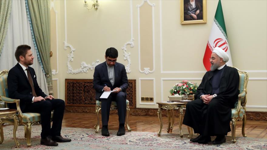 El presidente iraní, Hasan Rohani (dcha.), se reúne con el embajador polaco en Teherán, la capital persa, Jarosław Marcin Domański (izda.), 20 de enero de 2018.