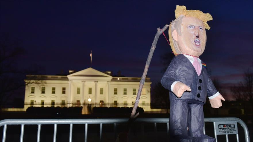 Una efigie del presidente de EE. UU., Donald Trump, cuelga de un palo frente a la Casa Blanca en Washington, 20 de enero de 2018.