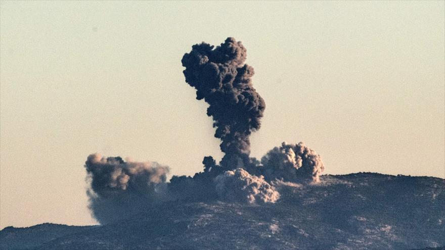 Humo resultante de un ataque aéreo turco contra una zona en el norte de Siria, 20 de enero de 2018.