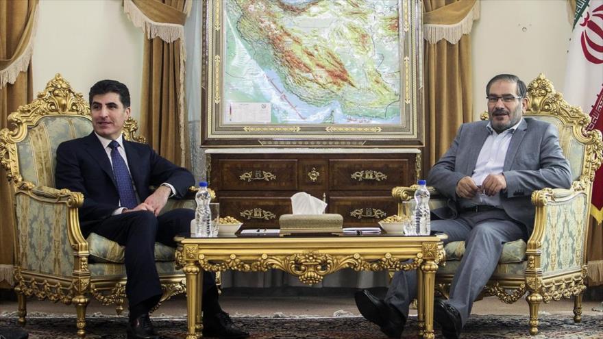Ali Shamjani, funcionario iraní (dcha.), reunido con el premier del Kurdistán iraquí, Nechirvan Barzani, en Teherán, 21 de enero de 2018.