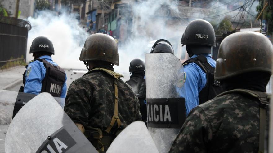 Efectivos hondureños lanzan gases lacrimógenos contra manifestantes opositores, Tegucigalpa, la capital, 20 de enero de 2018.