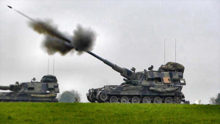 Tanque de las Fuerzas Armadas del Reino Unido dispara un proyectil durante una maniobra militar.