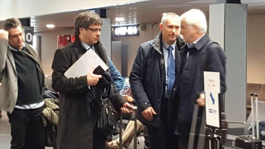 El presidente cesado de Cataluña, Carles Puigdemont llega al aeropuerto de Charleroi de Bruselas (capital belga) para viajar a Copenhague (Dinamarca).