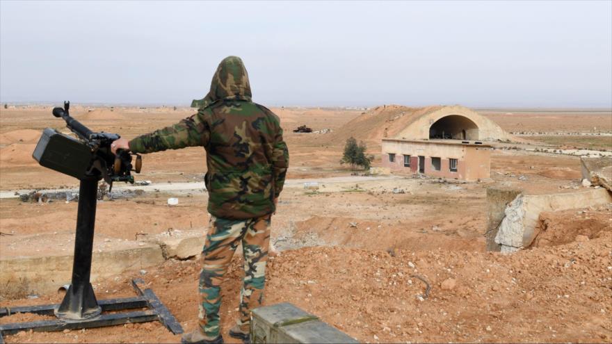 Un soldado sirio en la base aérea de Abu al-Duhur, en la provincia siria de Idlib, 21 de enero de 2018.