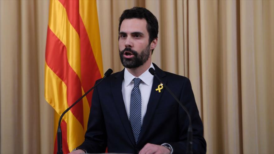 El presidente del Parlamento catalán, Roger Torrent, ofrece una rueda de prensa en la sede de dicha Cámara regional en Barcelona, 22 de enero de 2018.