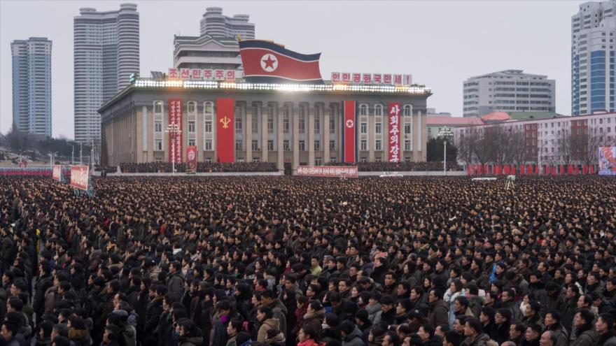 Los norcoreanos escuchan el discurso de Año Nuevo de su líder, Kim Jong-un en Pyongyang (capital), 4 de enero de 2018.