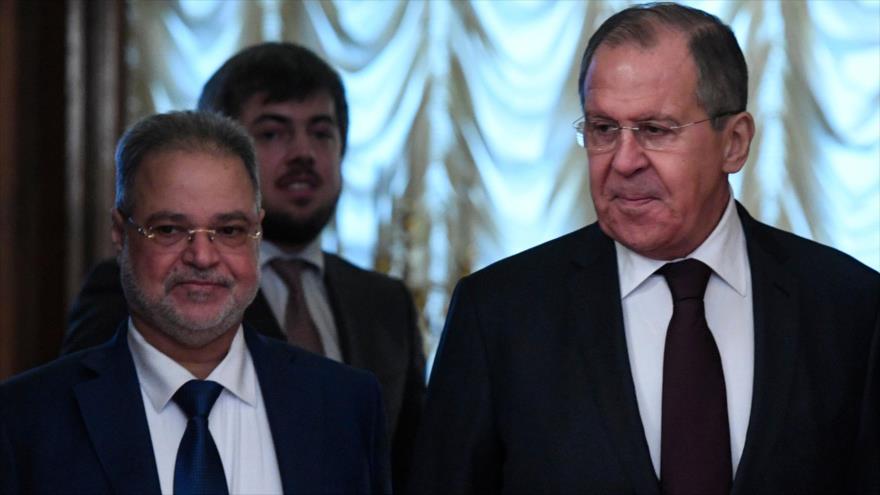 El canciller ruso, Serguéi Lavrov, junto con Abdelmalik al-Mejlafi, canciller del presidente prófugo yemení Abdu Rabu Mansur Hadi, 22 de enero de 2018.