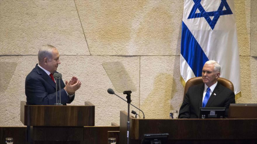 El premier israelí, Benyamin Netanyahu (izda.) aplaude al vicepresidente de EE.UU., Mike Pence, en el parlamento, Jerusalén, 22 de enero de 2018.