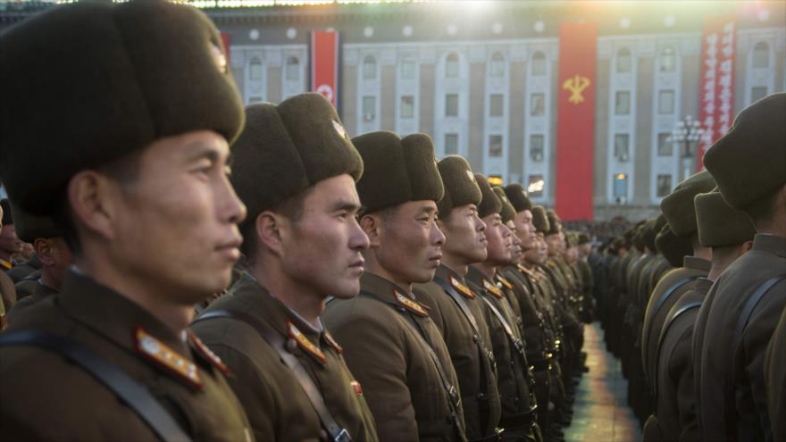 Soldados norcoreanos durante una marcha en Pyongyang (capital), 1 de diciembre de 2017.