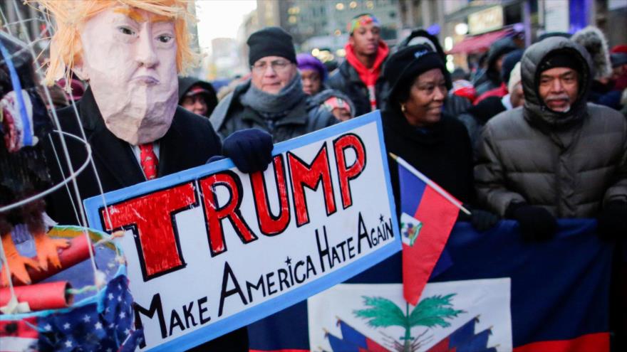 Un hombre disfrazado del presidente de EE.UU., Donald Trump, participa en una marcha del Día de Martin Luther King en Nueva York, 15 enero de 2018.