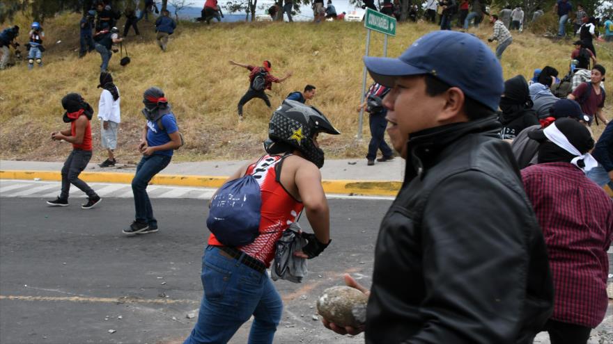 Hondureños se enfrentan a la policía antidisturbios y soldados del ejército hondureño en Tegucigalpa, 21 de enero de 2018.