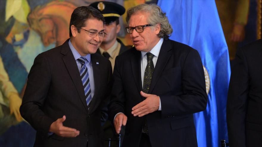 El presidente reelecto de Honduras, Juan Orlando Hernández (izda.), y el secretario general de la OEA, Luis Almagro, Tegucigalpa 17 de enero de 2017.