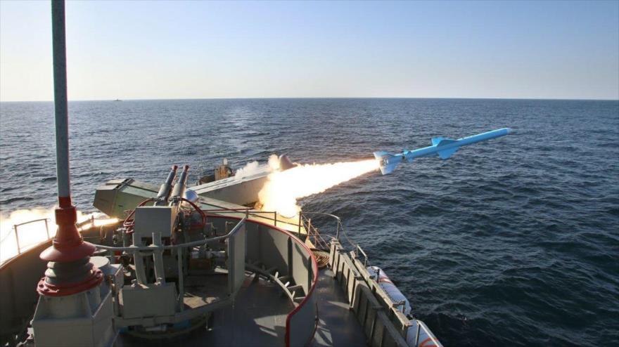 Un buque de la Armada iraní dispara un misil de crucero durante los ejercicios militares en el mar de Omán, 23 de enero de 2018.