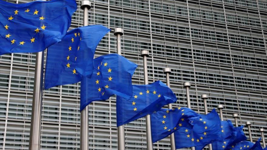 Banderas de la Unión Europea (UE) ante la sede de la Comisión Europea (CE) en Brusela, capital de Bélgica.