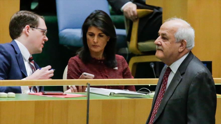 El embajador palestino ante la ONU, Riad Mansur (dcha.), y la de EE.UU. ante esa organización, Nikky Haley (centro), 21 de diciembre de 2017.