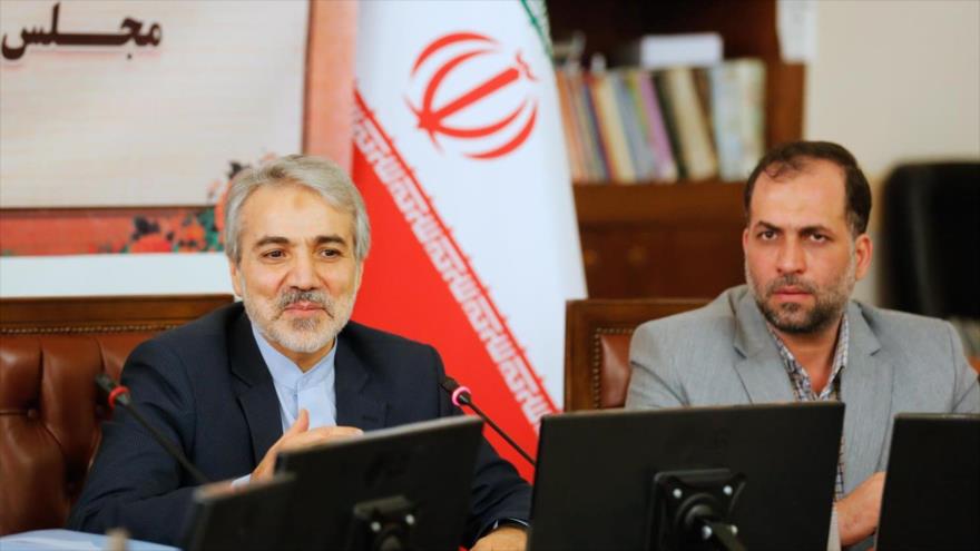 El portavoz del Gobierno de Irán, Mohamad Baqer Nobajt (izda.), en una rueda de prensa en el Parlamento (Mayles), 23 de enero de 2018.