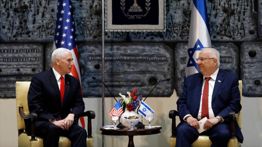 El presidente israelí, Reuven Rivlin (dcha.), recibe al vicepresidente de EE.UU., Mike Pence, en la sede presidencial en Al-Quds, 23 de enero de 2018.