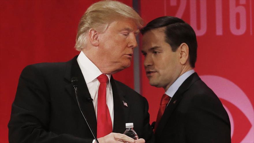 El senador estadounidense, Marco Rubio,(dcha.) y al presidente, Donald Trump, en el campus de la Universidad de Miami en EE.UU., 10 de marzo de 2016.
