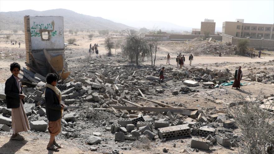 Yemeníes inspeccionan los escombros de un edificio alcanzado por ataques aéreos de Arabia Saudí y sus aliados, 22 de enero de 2018.