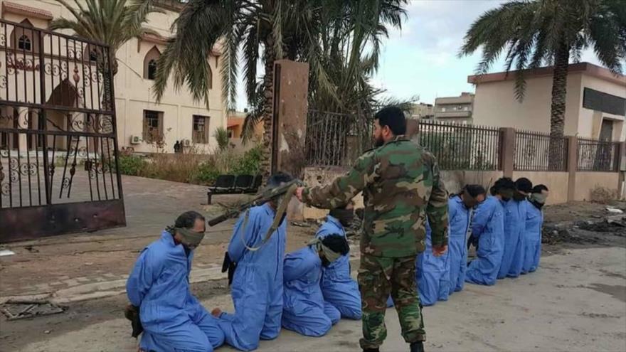 Un comandante libio ejecuta a al menos nueve personas en el lugar de una doble explosión que sacudió el 23 de enero de 2018 la ciudad de Bengasi, Libia.