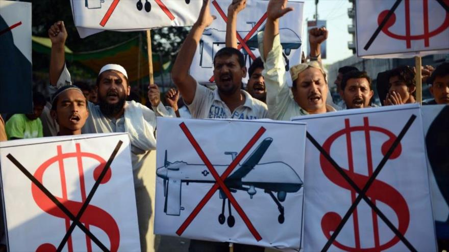 Ciudadanos paquistaníes se manifiestan en la ciudad sureña de Karachi para condenar los ataques de drones estadounidenses en su país.