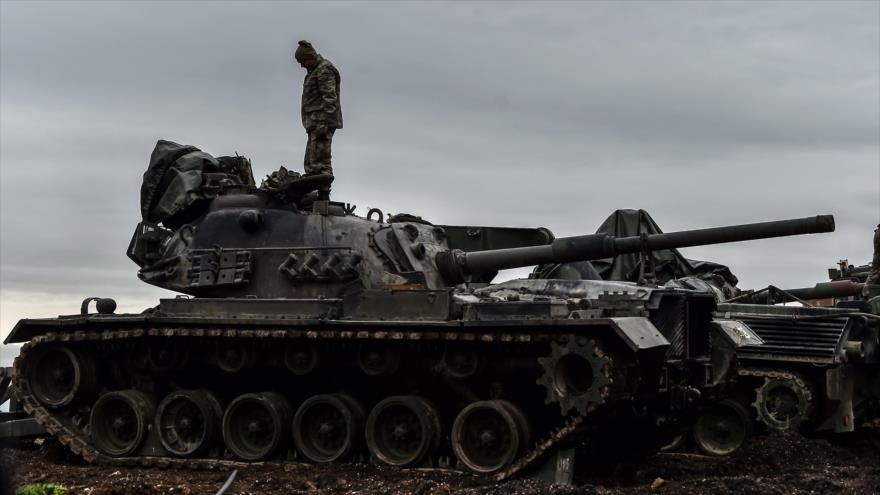Un soldado turco sobre un tanque cerca de la frontera siria, 24 de enero de 2018.