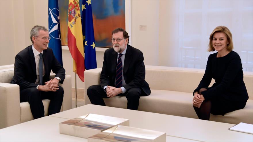 El presidente del Gobierno español, Mariano Rajoy (centro), la ministra de Defensa, María Dolores de Cospedal, y el jefe de la OTAN, Jens Stoltenberg.
