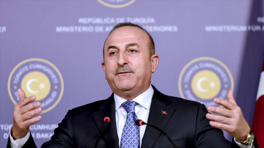 El ministro de Asuntos Exteriores de Turquía, Mevlut Cavusoglu, da una conferencia de prensa en Estambul, 25 de enero de 2018.