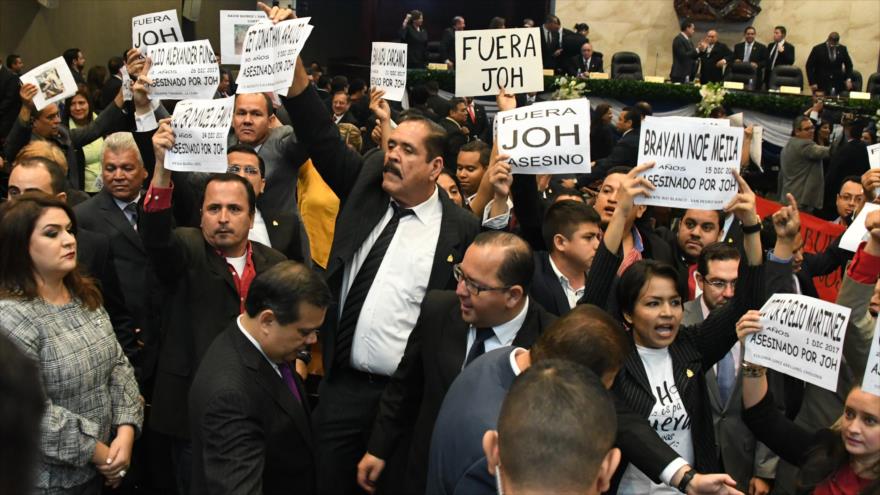 Los opositores protestan en Tegucigalpa (capital) para exigir la renuncia del presidente hondureño, Juan Orlando Hernández, 25 de enero de 2018.