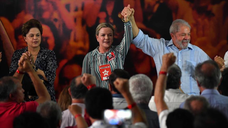 El expresidente brasileño Lula da Silva (dcha.), presenta en Sao Paulo su candidatura para comicios de octubre, 25 de enero de 2018.