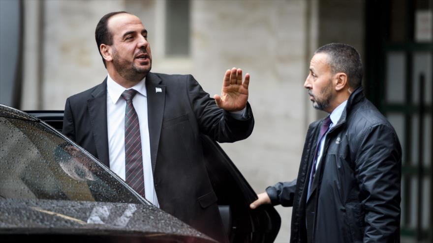 Nasr al-Hariri (izda.), líder del opositor Alto Comité de Negociaciones (ACN) de Siria, cerca de sede de la ONU en Ginebra, 14 de diciembre de 2017.