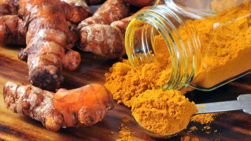 La cúrcuma, una especie con muchas propiedades es de la familia del jengibre, y crece principalmente en La India, China y África.