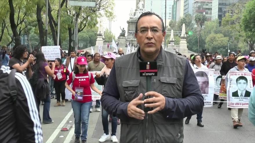 Marcha de padres de normalistas de Ayotzinapa