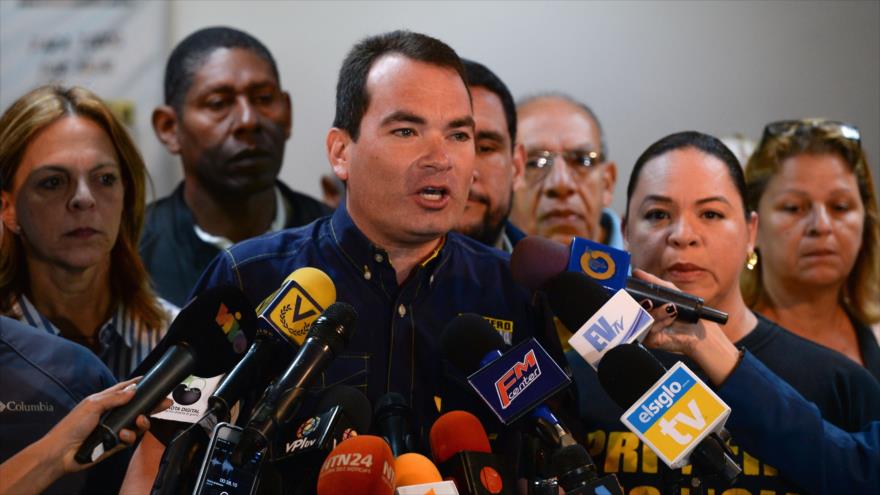 El opositor venezolano y portavoz del partido Primero Justicia, Tomas Guanipa, ofrece una conferencia de prensa en Caracas, 26 de enero de 2018.