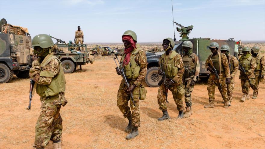 Los soldados malienses patrullan durante una operación de coordinación con una misión de Francia en el desierto de Malí, 5 de noviembre de 2017.