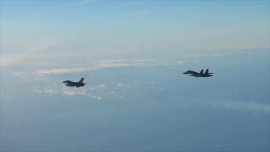 Un caza F-16 danés intercepta un Sujoi Su-34 ruso sobre el Báltico, 25 de enero de 2018.
